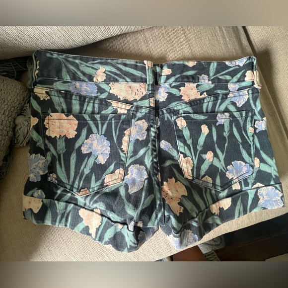 French Connection Size 4 flower printed shorts, warn once - Picture 2 of 3